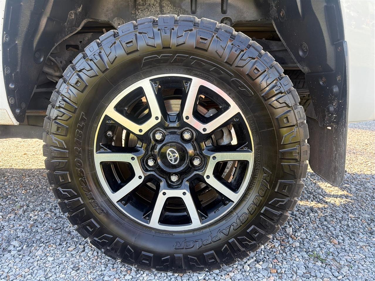 Toyota Tundra SR5 5.7L V8 FFV CrewMax 4WD 2016