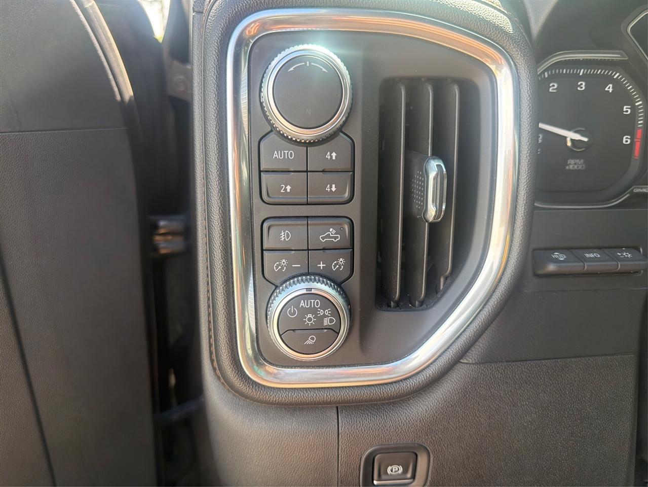 GMC Sierra 1500 AT4 Crew Cab 4WD 2019