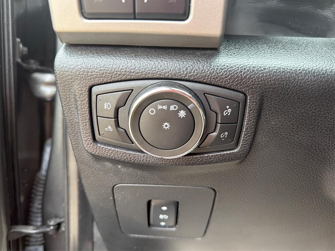 Ford F-150 2WD SuperCrew 145" Lariat 2016