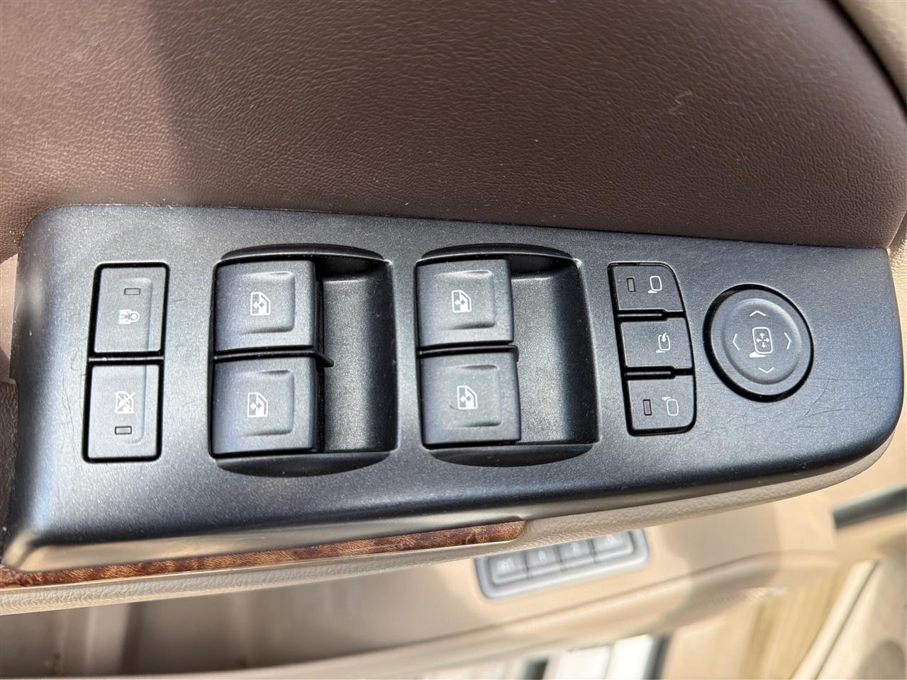Chevrolet Suburban 2WD 4dr LTZ 2015