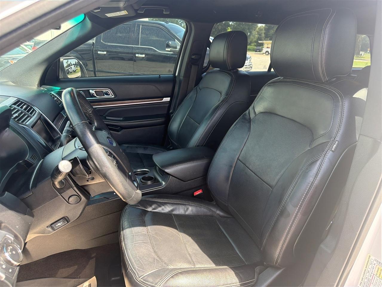Ford Explorer photo 11