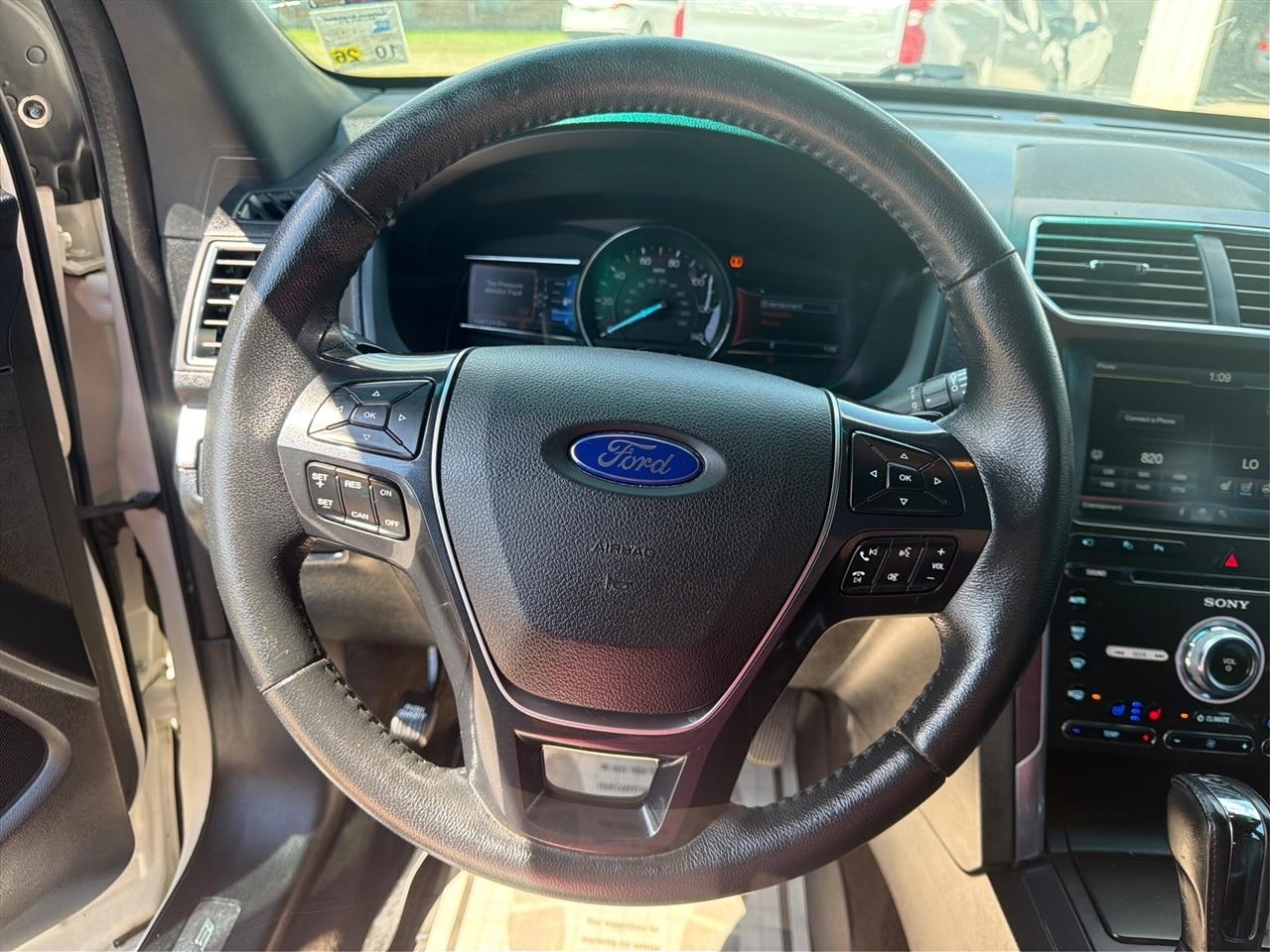 Ford Explorer photo 17