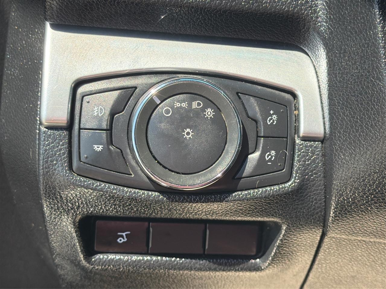 Ford Explorer photo 18