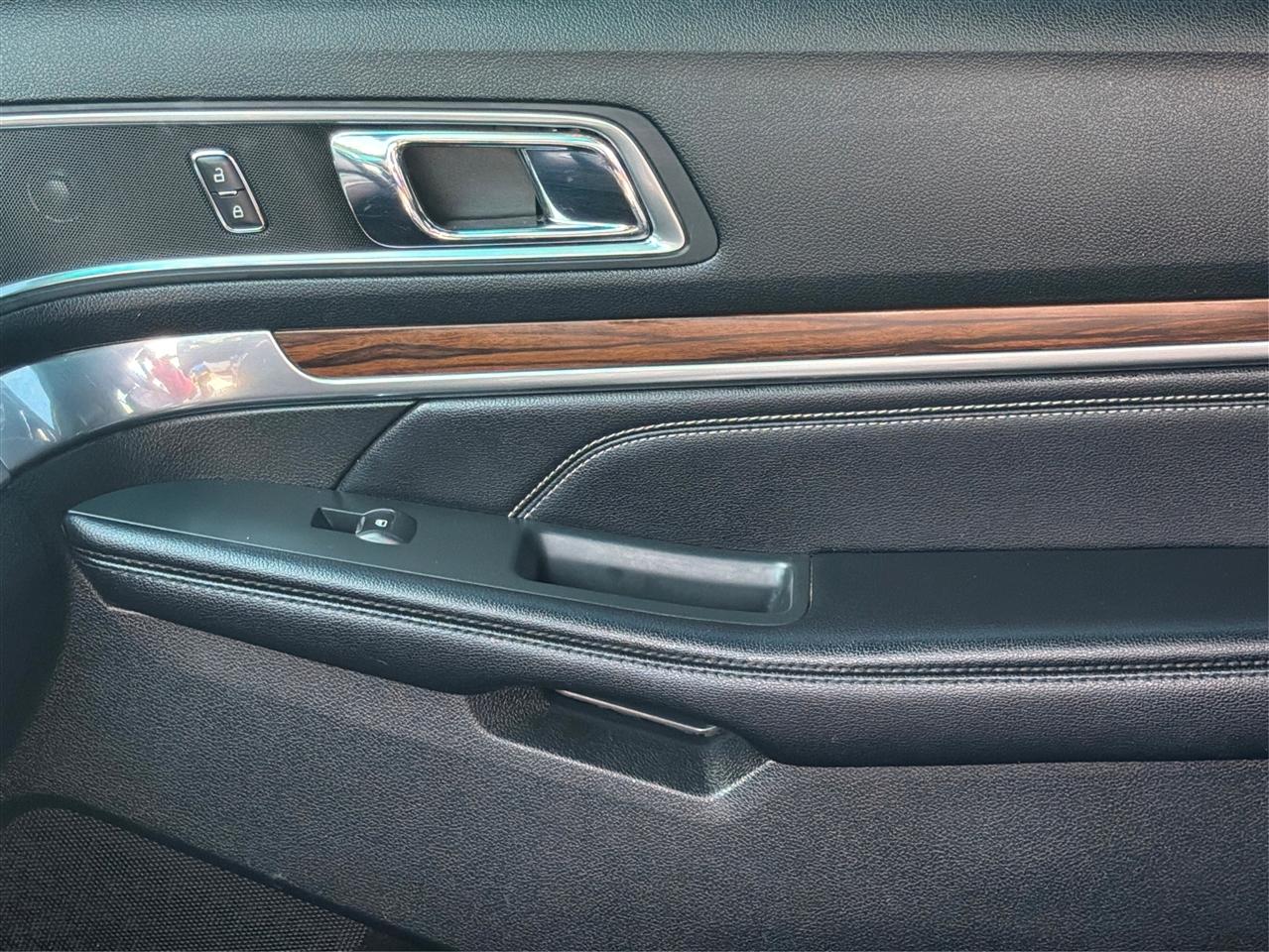 Ford Explorer photo 21