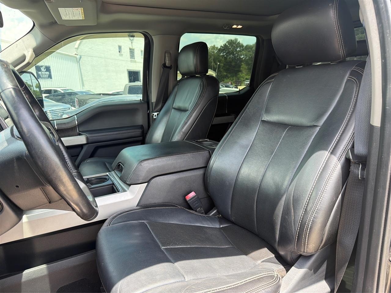 Ford Super Duty F-350 DRW Lariat 4WD Crew Cab 8' Box 2020