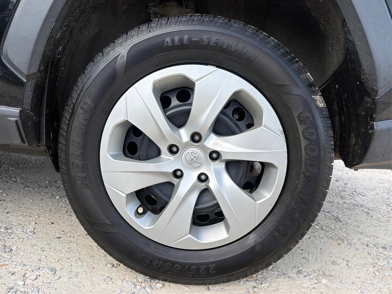Toyota RAV4 LE FWD 2021