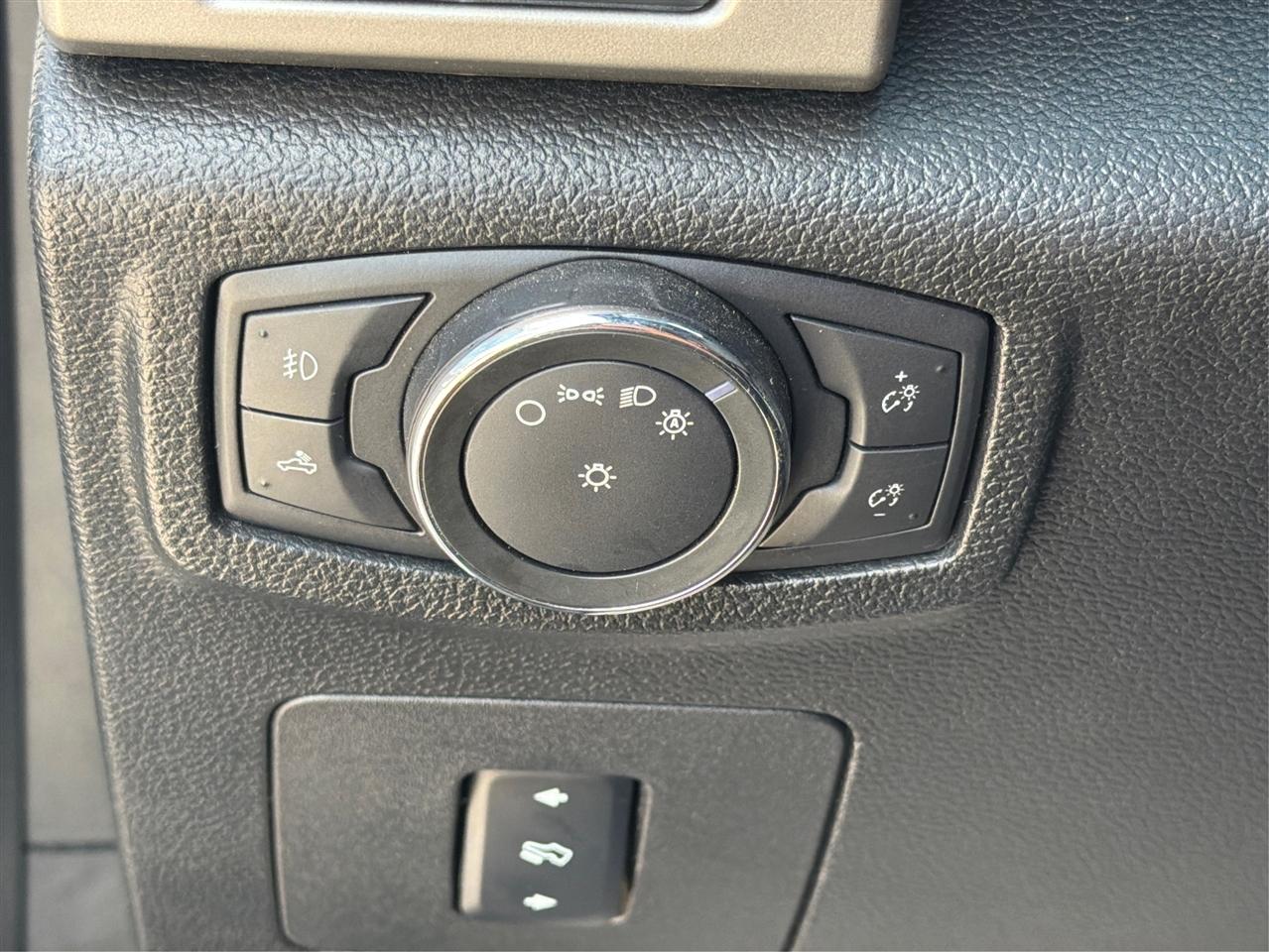 Ford F-150 4WD SuperCrew 145" Lariat 2016
