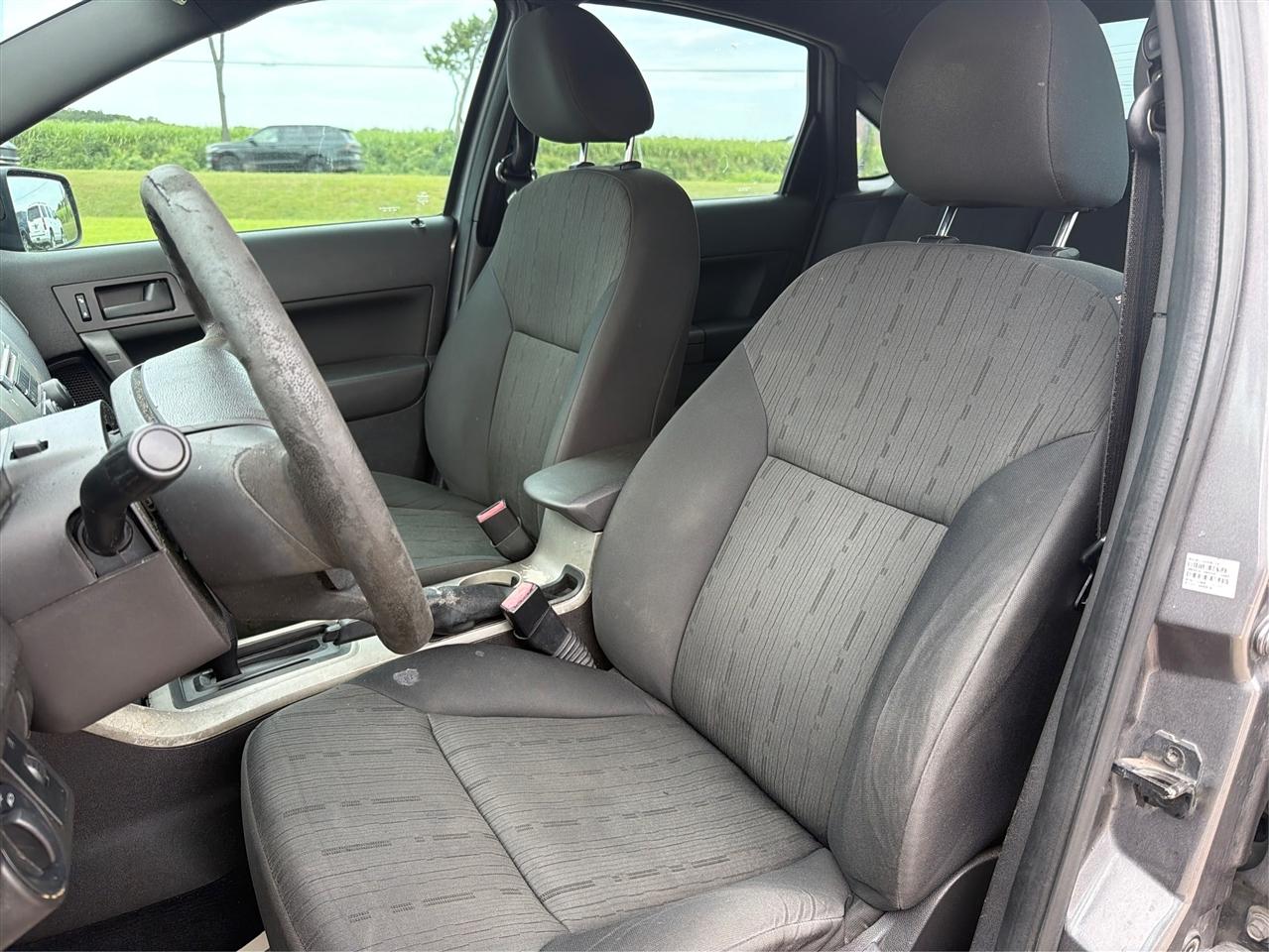 Ford Focus 4dr Sdn SE 2010