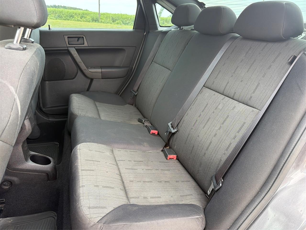 Ford Focus 4dr Sdn SE 2010