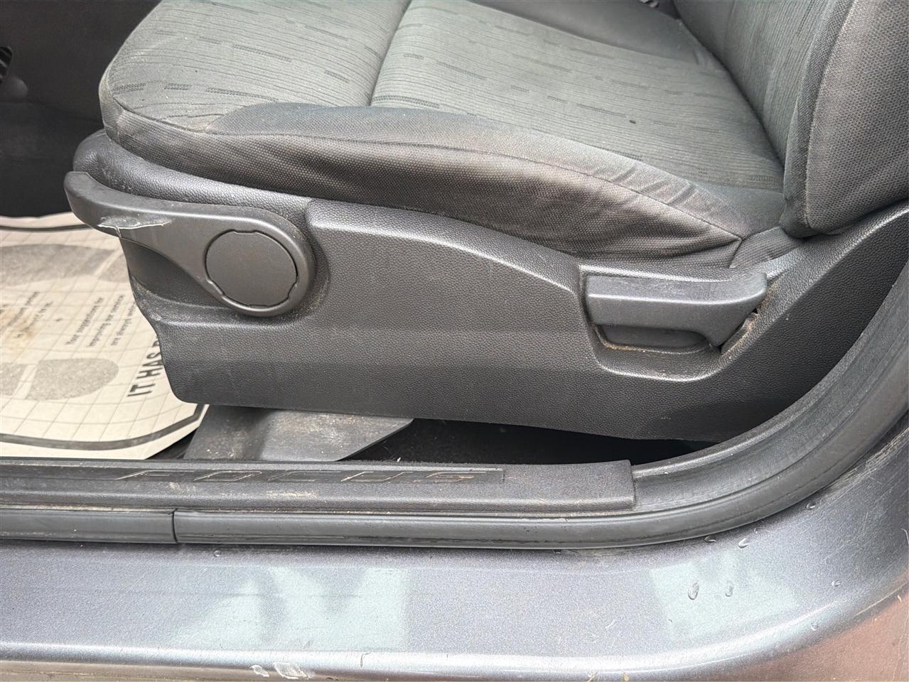 Ford Focus 4dr Sdn SE 2010