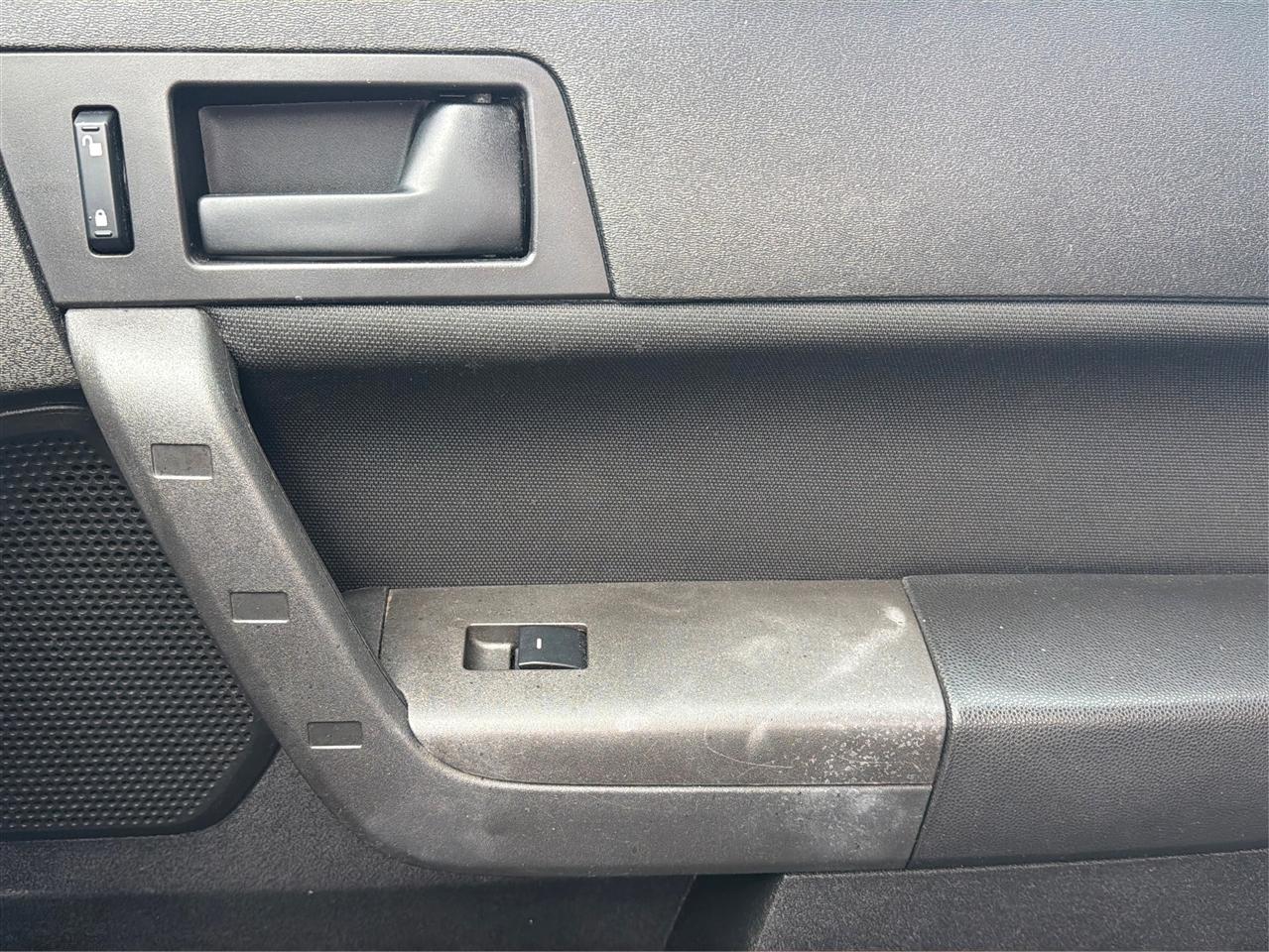 Ford Focus 4dr Sdn SE 2010