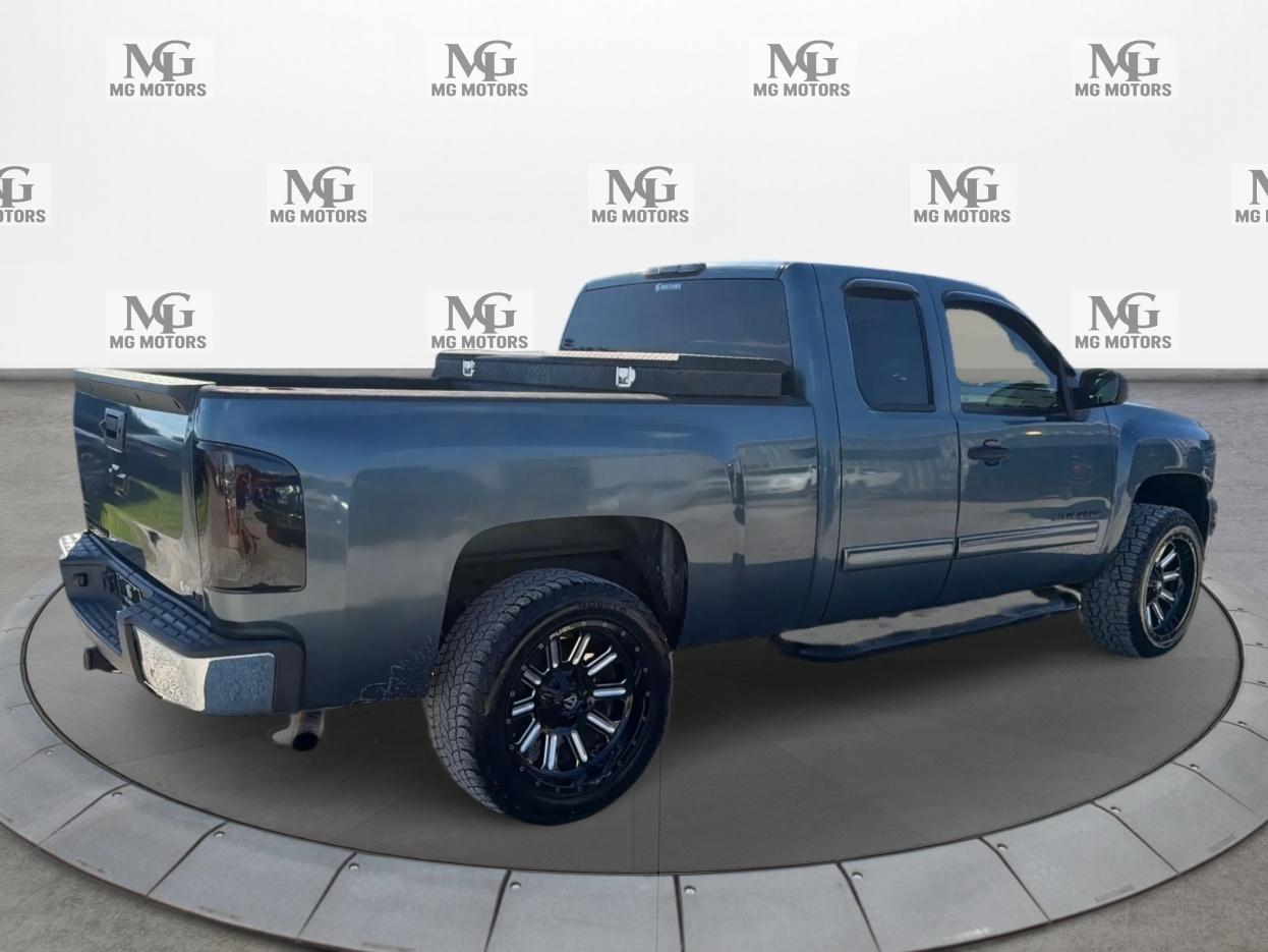 Chevrolet Silverado photo 3