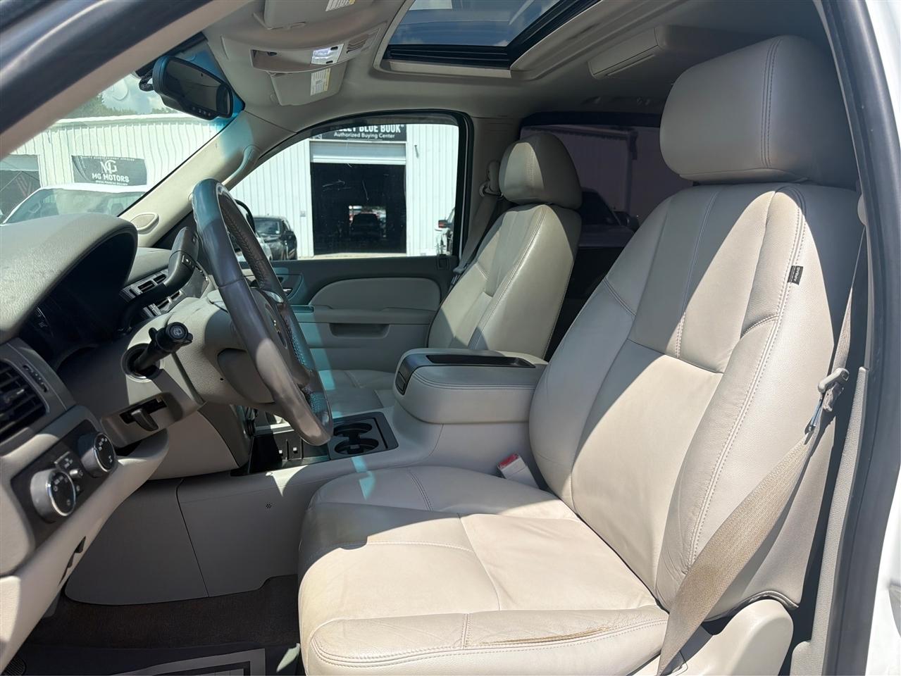 Chevrolet Suburban photo 11