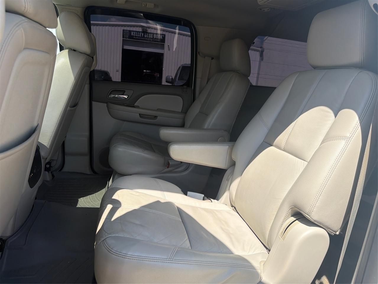 Chevrolet Suburban photo 12