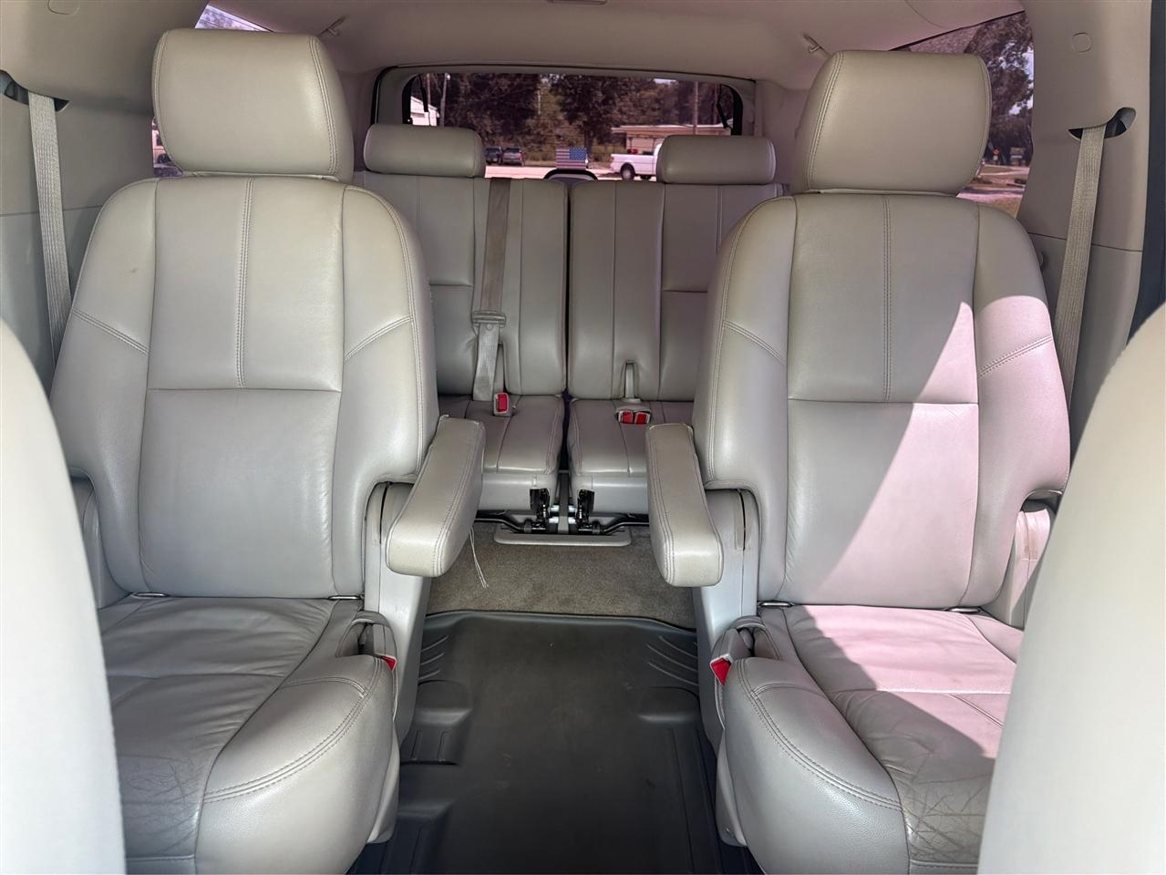 Chevrolet Suburban photo 15