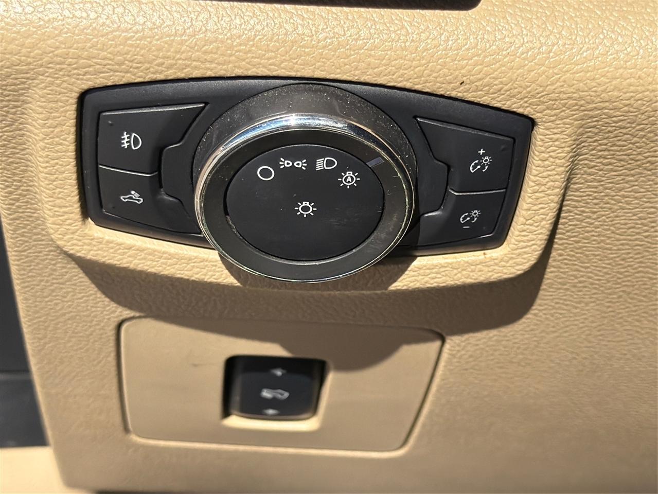 Ford F-150 4WD SuperCrew 145" Lariat 2015
