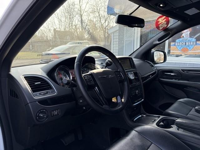 Chrysler Town & Country S 2014