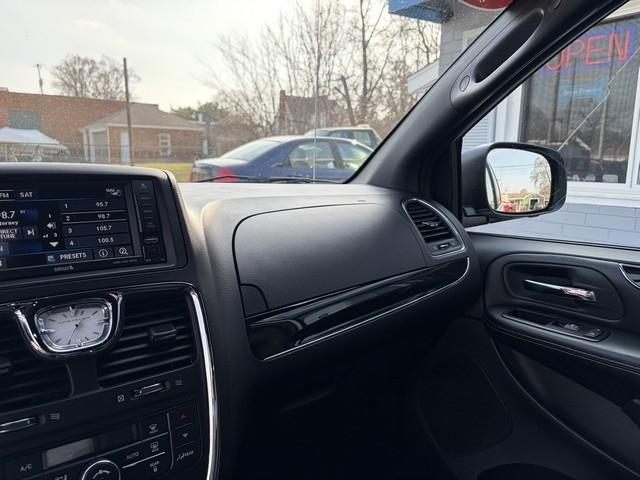 Chrysler Town & Country S 2014