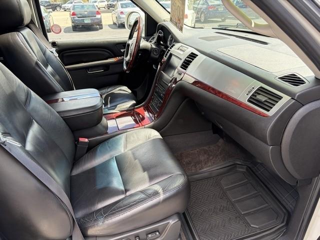 Cadillac Escalade ESV AWD Luxury 2011