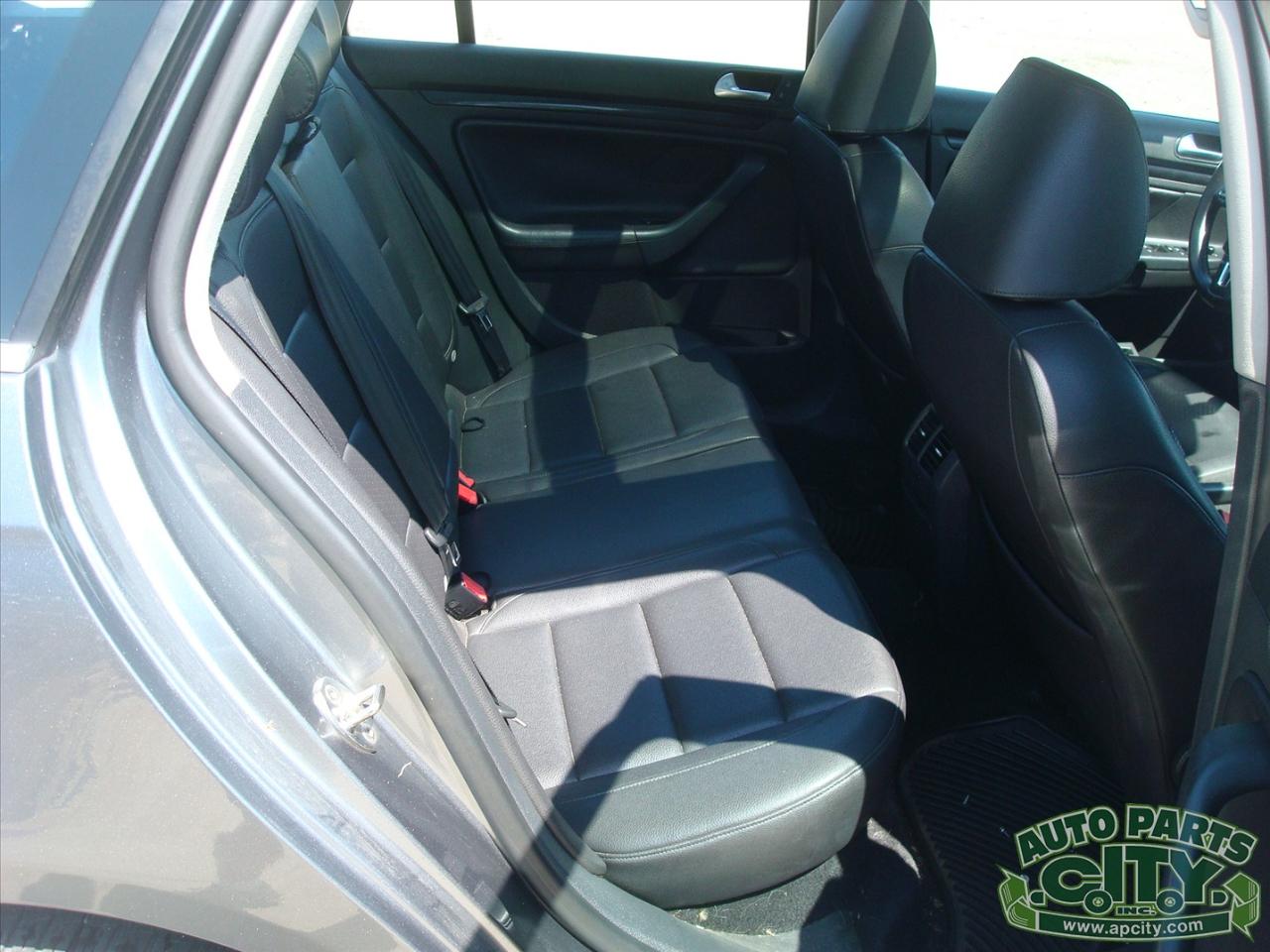 Volkswagen Jetta SportWagen 2.0L TDI 2011