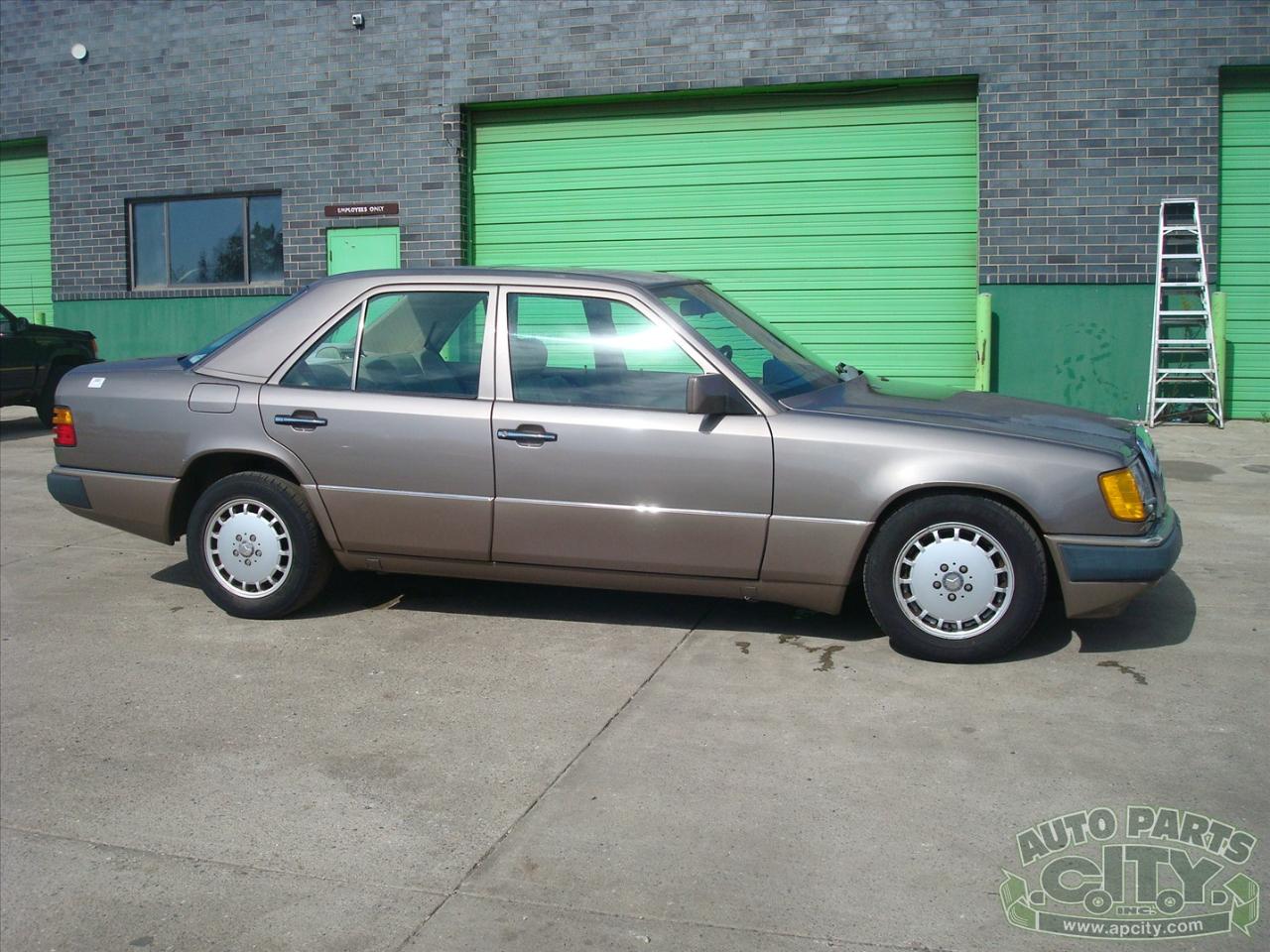 Mercedes-Benz 300 E sedan 1990