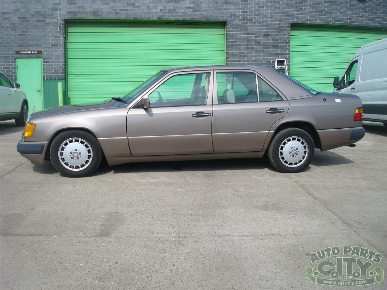 Mercedes-Benz 300 E sedan 1990