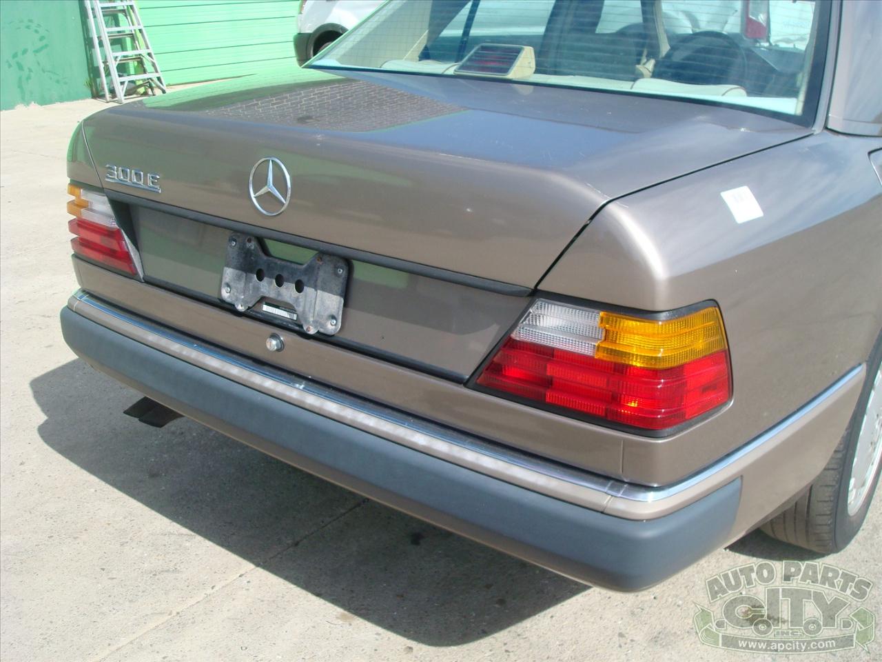Mercedes-Benz 300 E sedan 1990