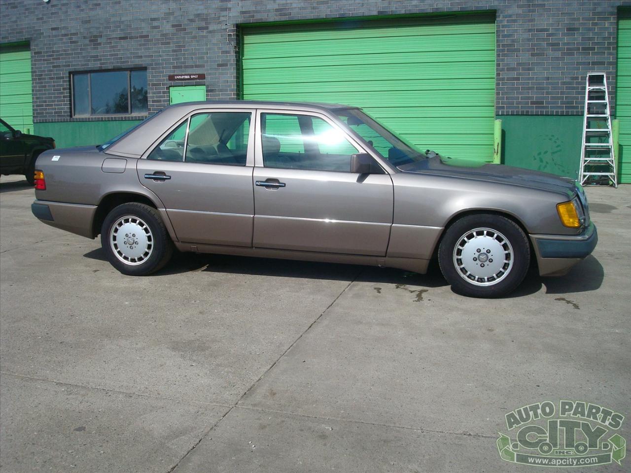 Mercedes-Benz 300 E sedan 1990