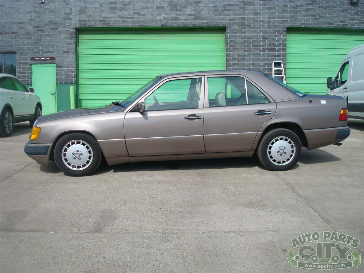 Mercedes-Benz 300 E sedan 1990