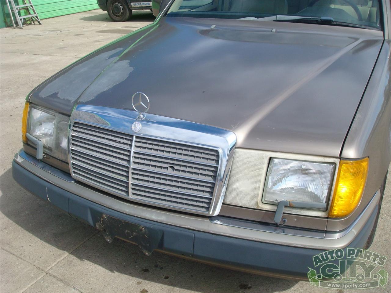 Mercedes-Benz 300 E sedan 1990
