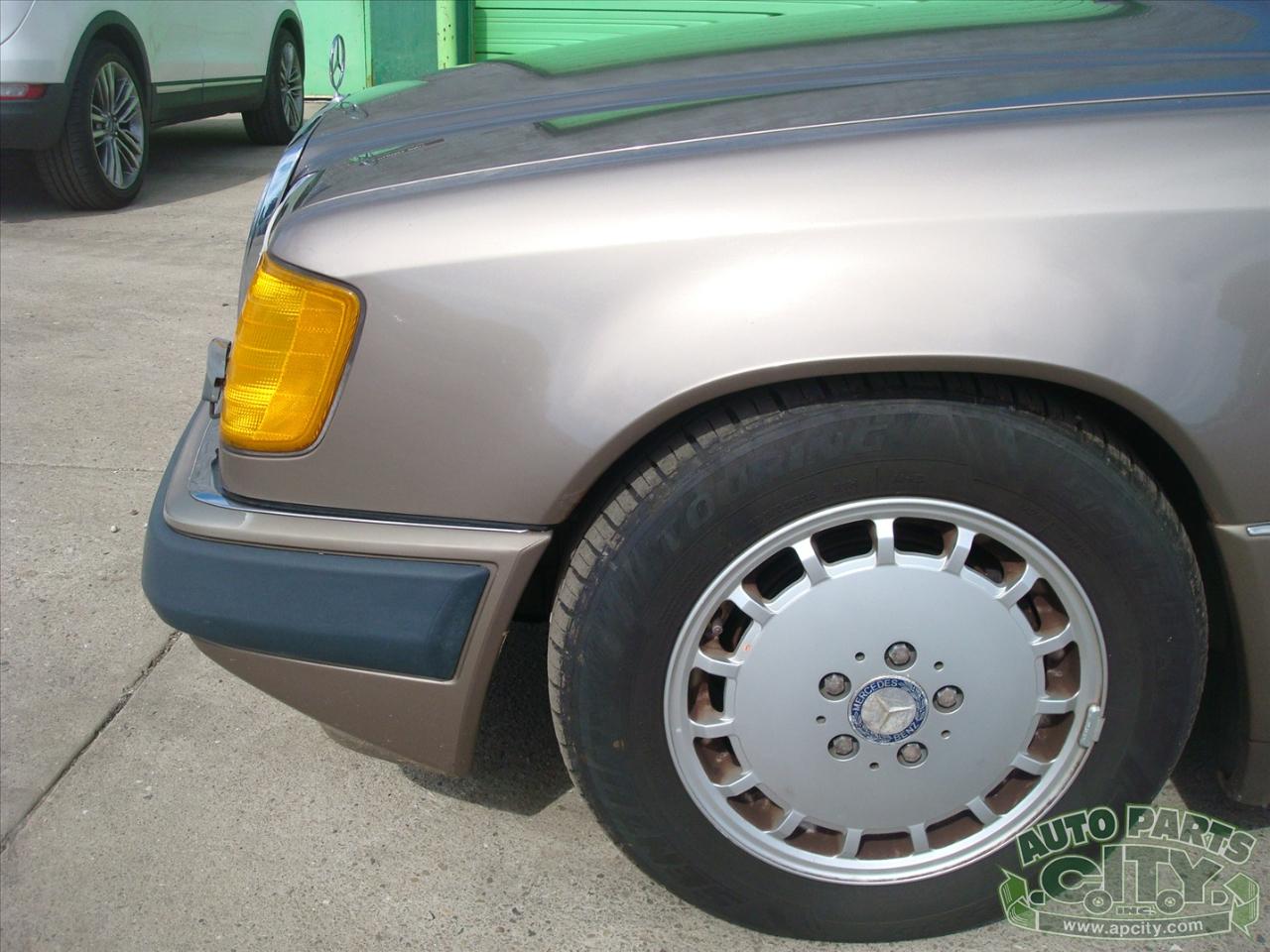Mercedes-Benz 300 E sedan 1990