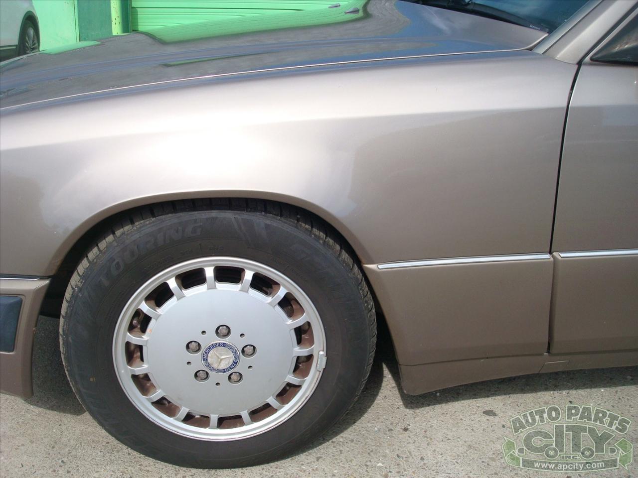 Mercedes-Benz 300 E sedan 1990