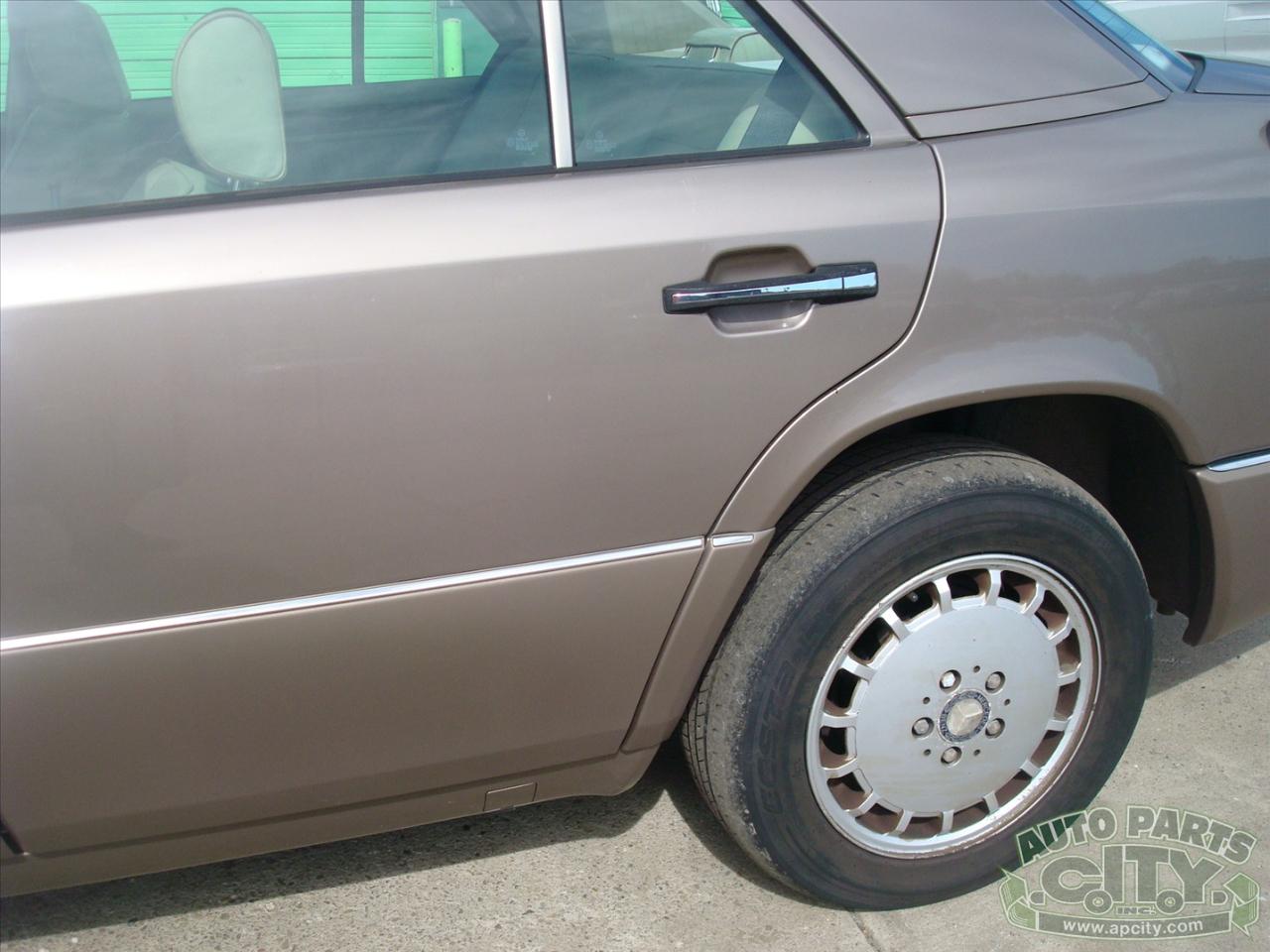 Mercedes-Benz 300 E sedan 1990