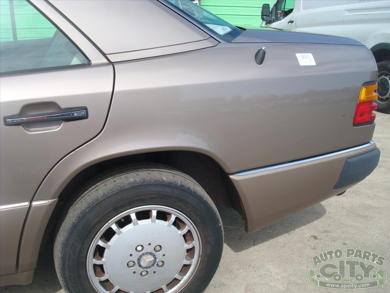 Mercedes-Benz 300 E sedan 1990