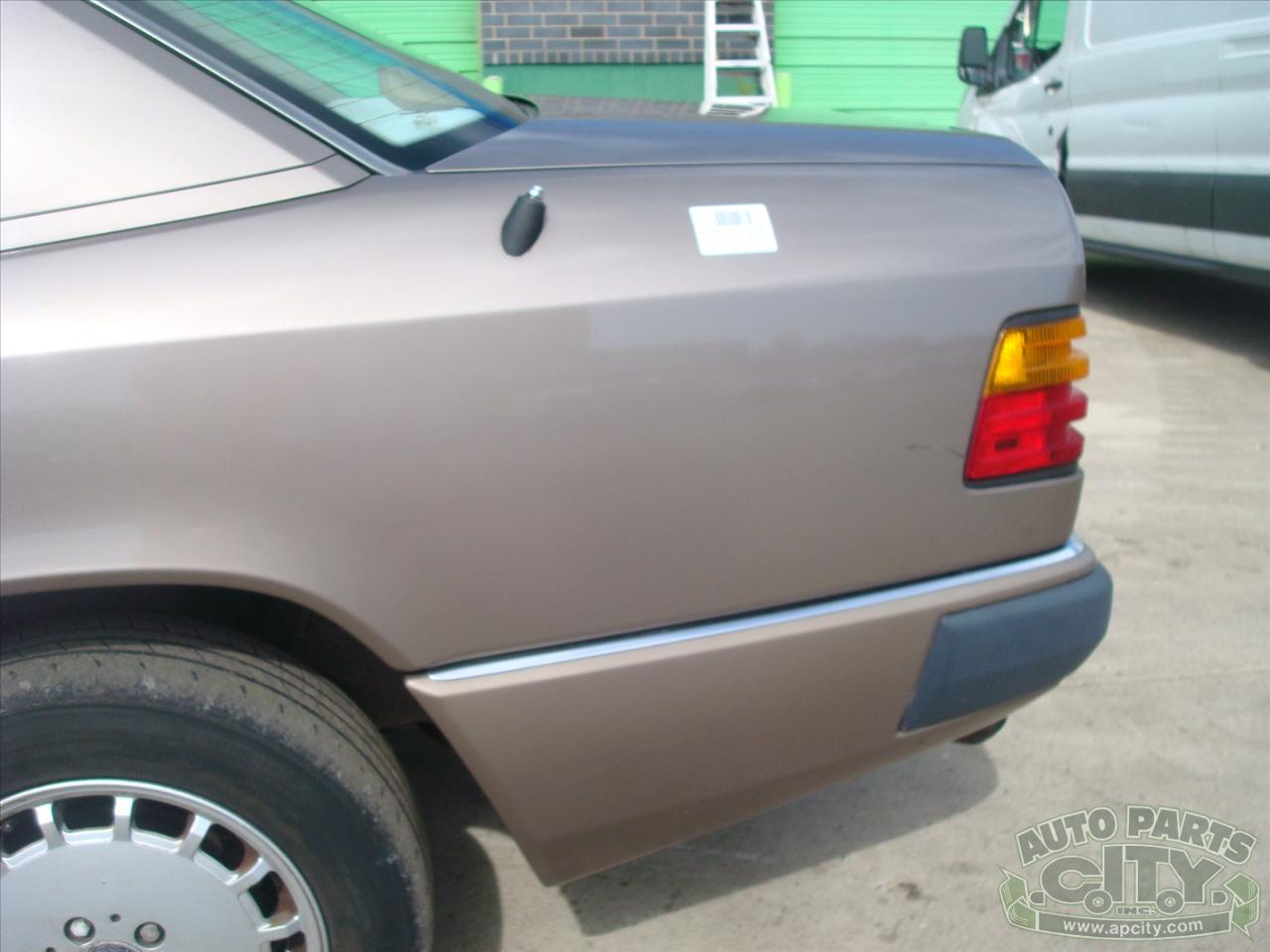 Mercedes-Benz 300 E sedan 1990
