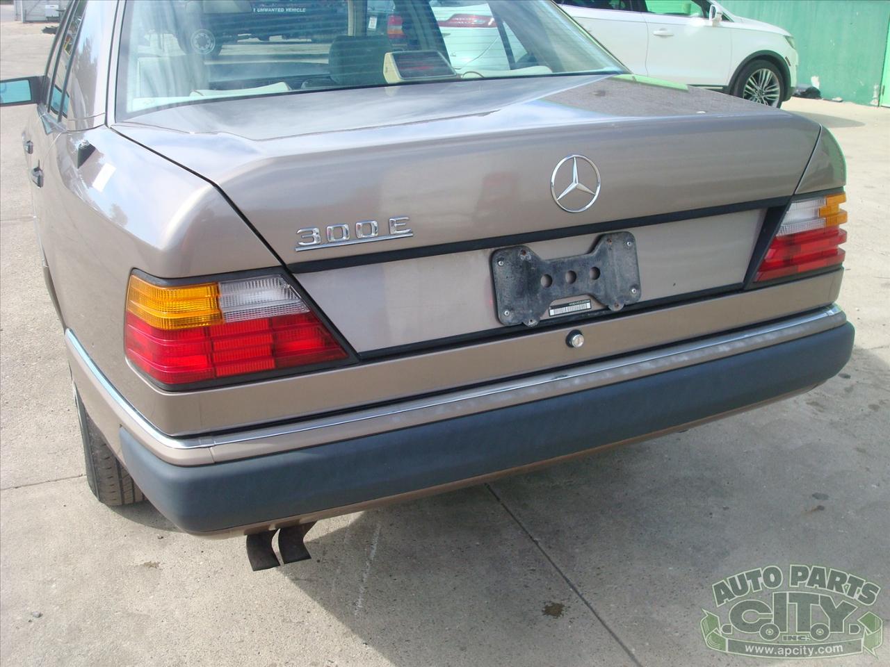 Mercedes-Benz 300 E sedan 1990