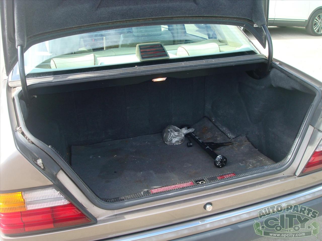 Mercedes-Benz 300 E sedan 1990