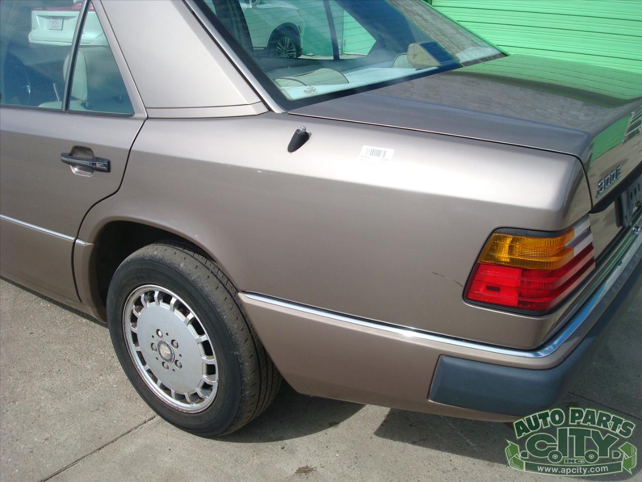 Mercedes-Benz 300 E sedan 1990