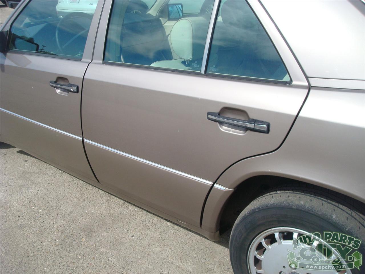 Mercedes-Benz 300 E sedan 1990