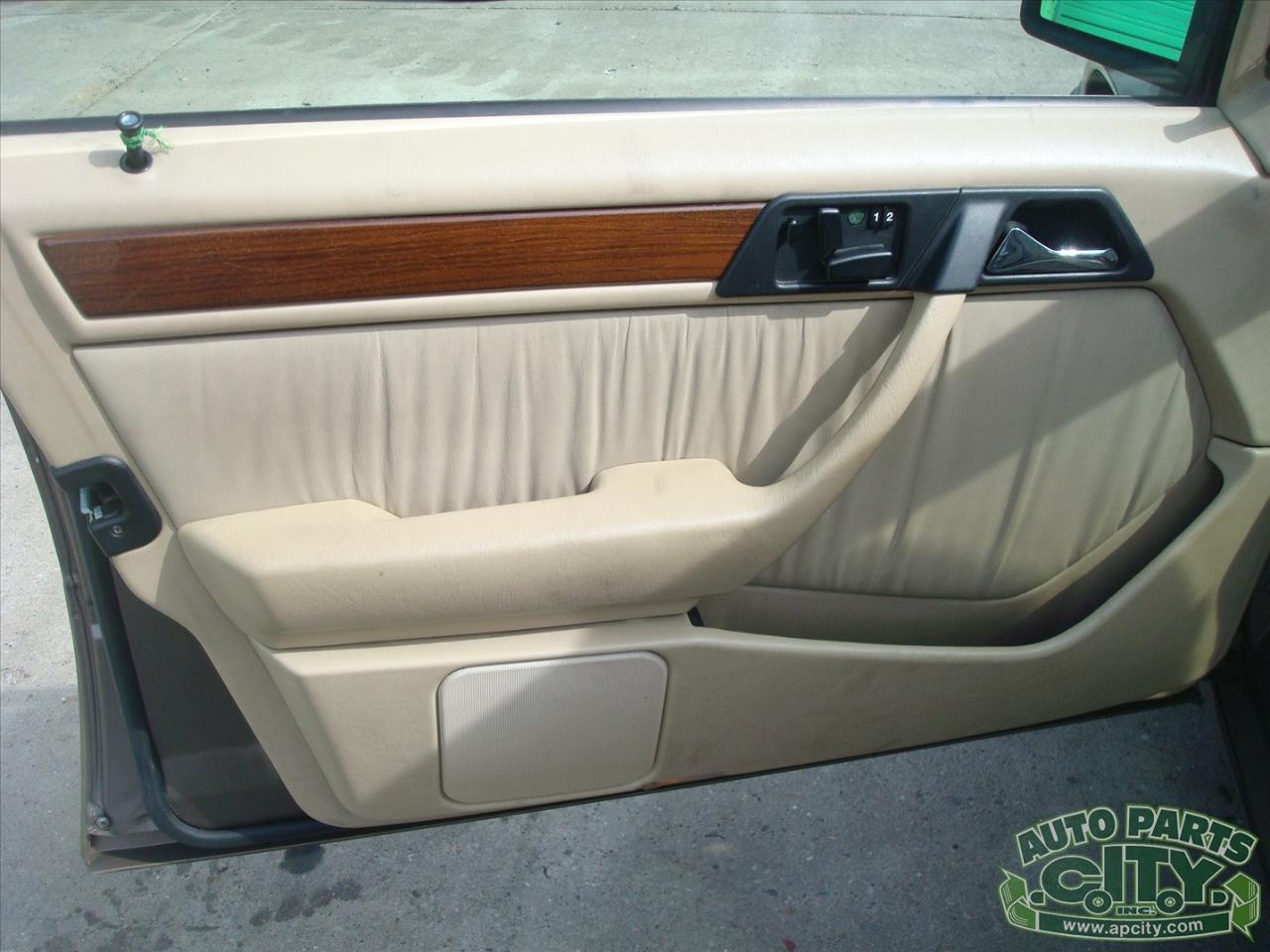 Mercedes-Benz 300 E sedan 1990