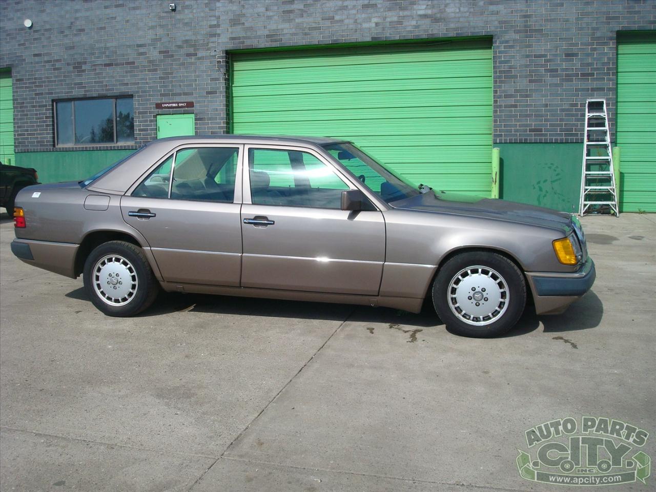 Mercedes-Benz 300 E sedan 1990