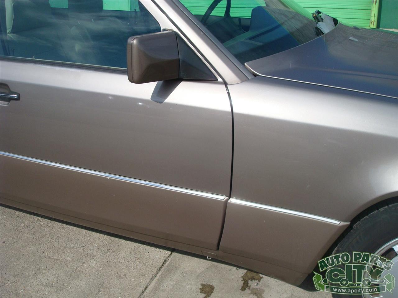 Mercedes-Benz 300 E sedan 1990