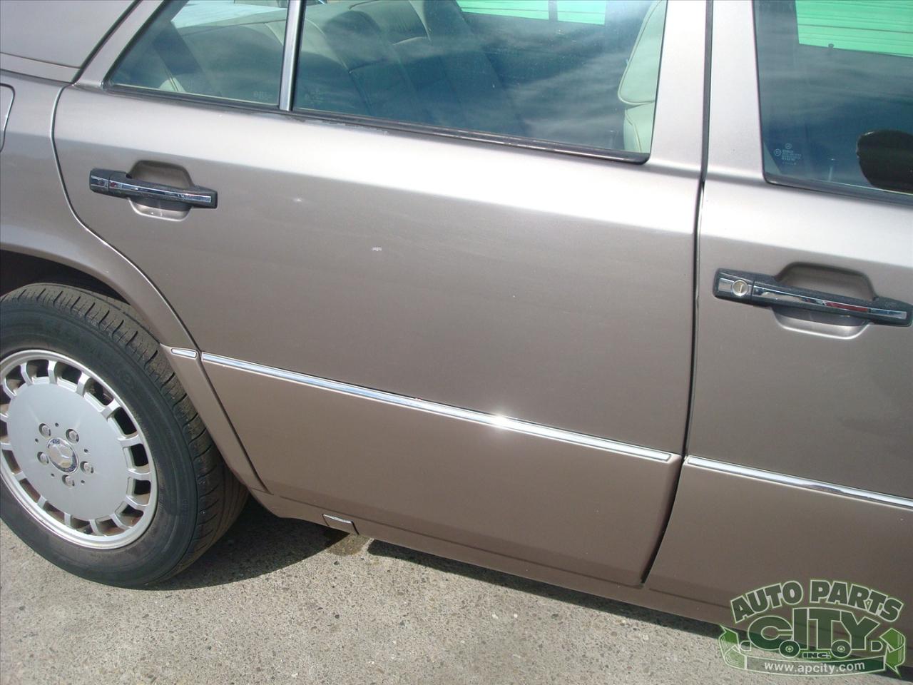 Mercedes-Benz 300 E sedan 1990
