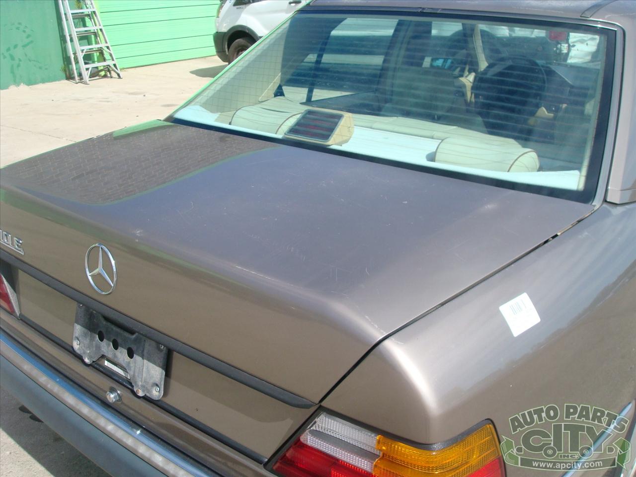 Mercedes-Benz 300 E sedan 1990