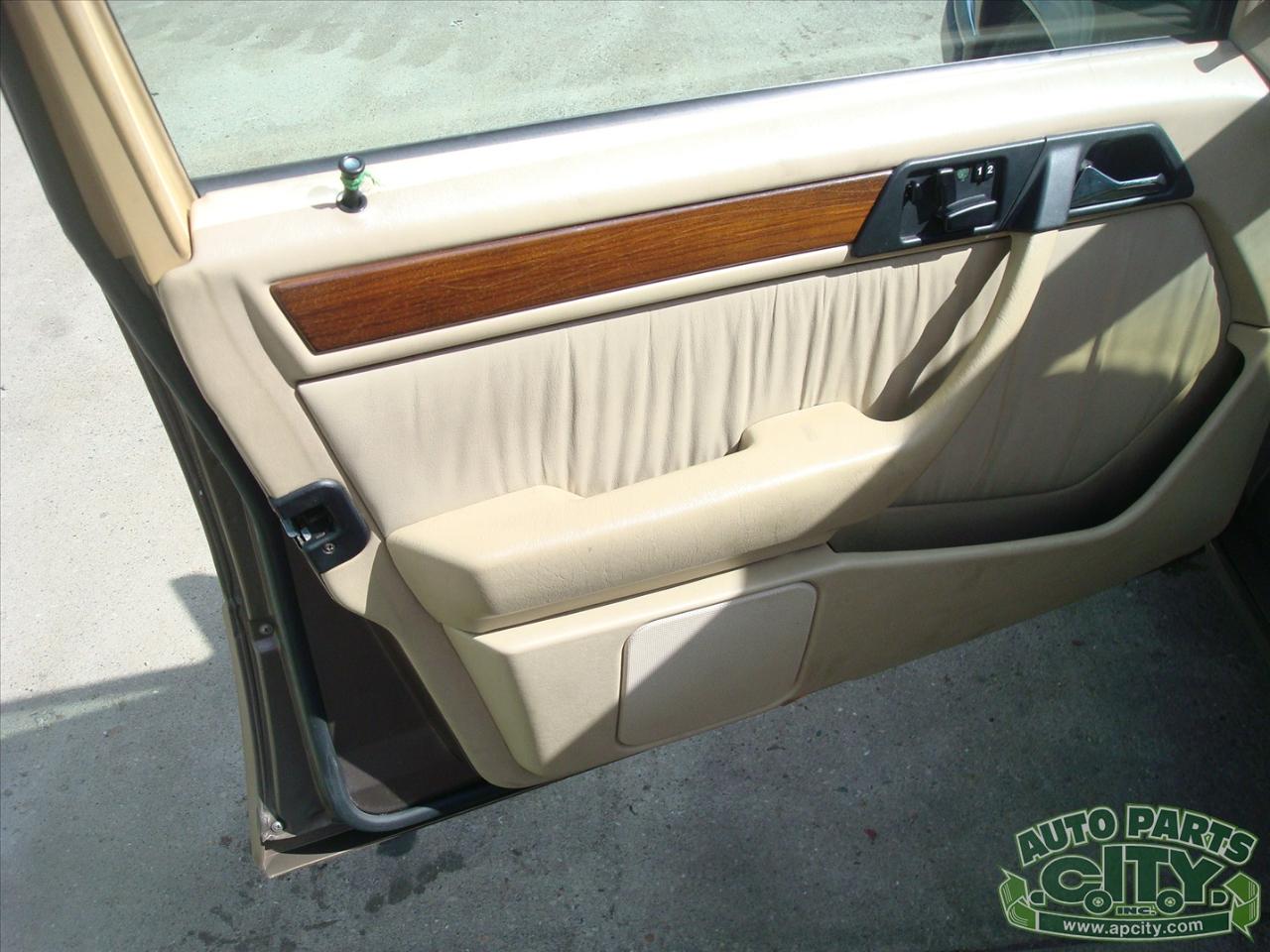 Mercedes-Benz 300 E sedan 1990