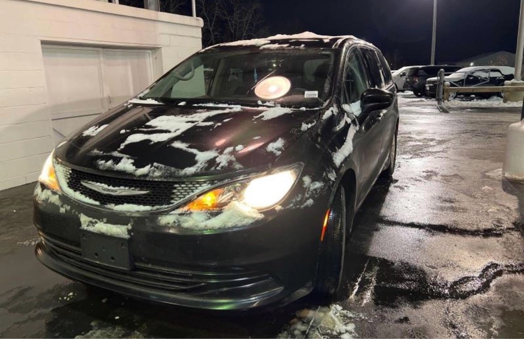 2018 Chrysler Pacifica Touring's photo