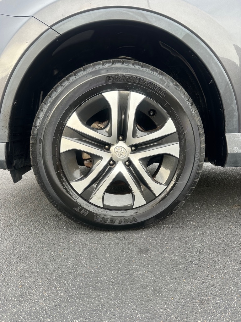 Toyota RAV4 LE AWD 2018