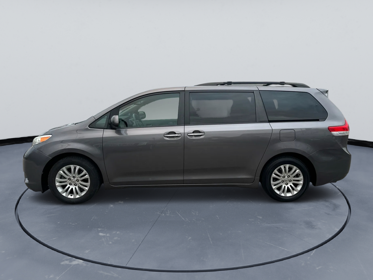 Toyota Sienna XLE FWD 8-Passenger V6 2014