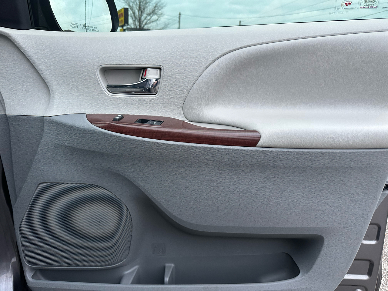 Toyota Sienna XLE FWD 8-Passenger V6 2014