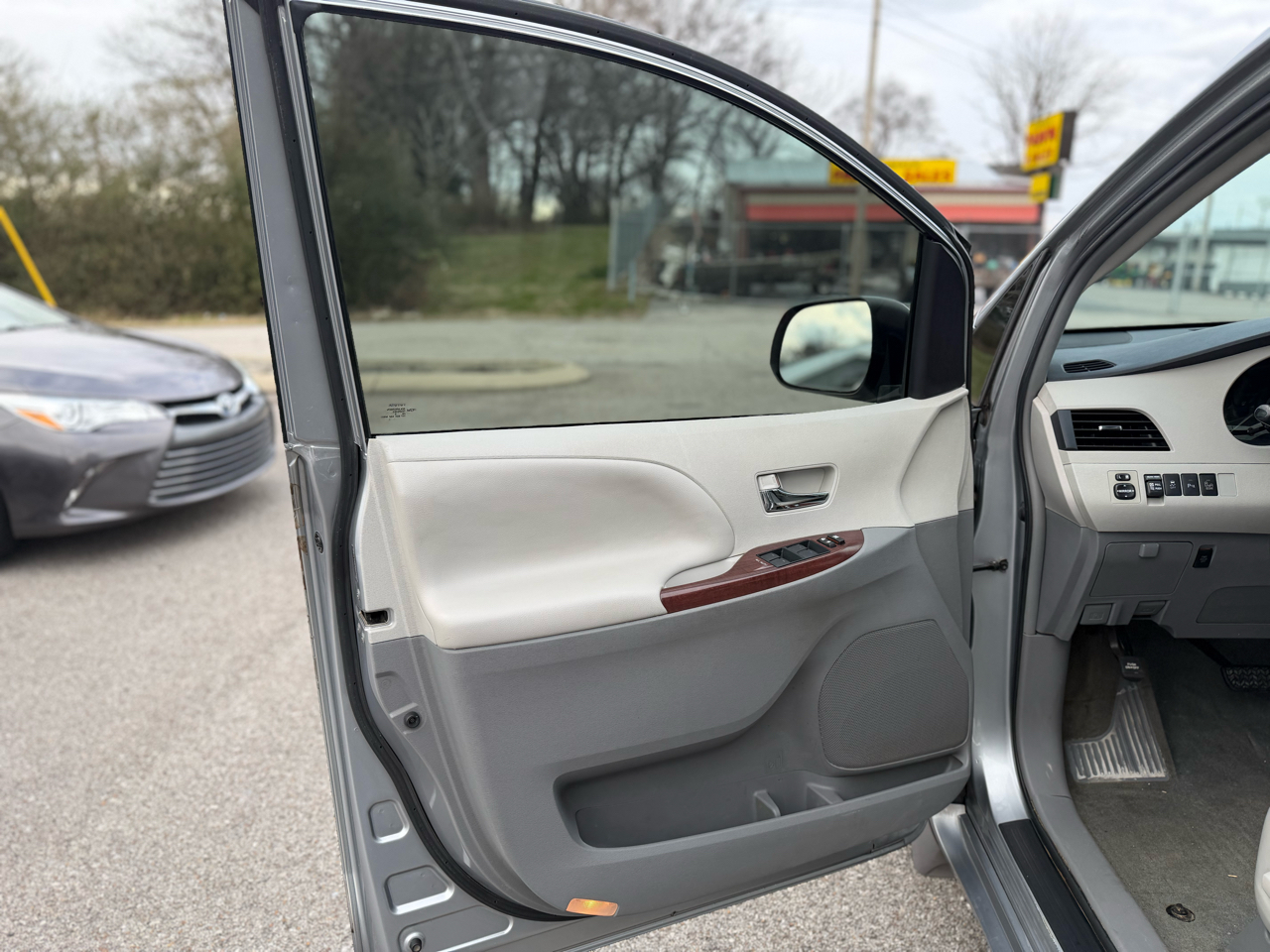 Toyota Sienna XLE FWD 8-Passenger V6 2014